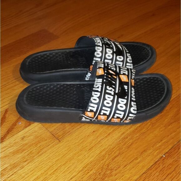 Nike slides   - Picture 1 of 6